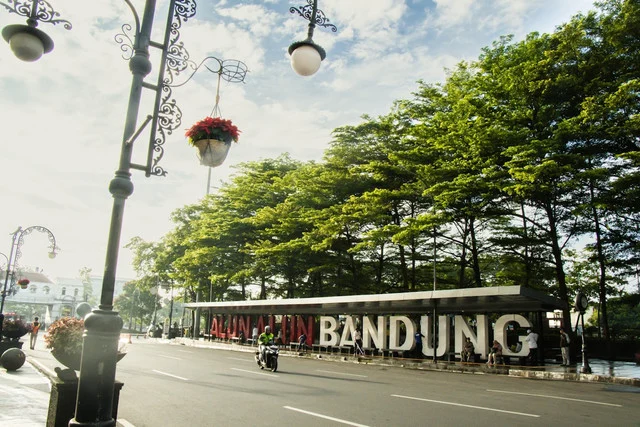 Alun-Alun Bandung: Nikmati Santai di Rumput Sintetis Bawah Megahnya Masjid Raya