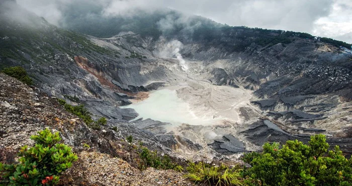 Gunung Tangkuban Perahu: Legenda Sangkuriang & Pesona Geologi Kawah Ratu