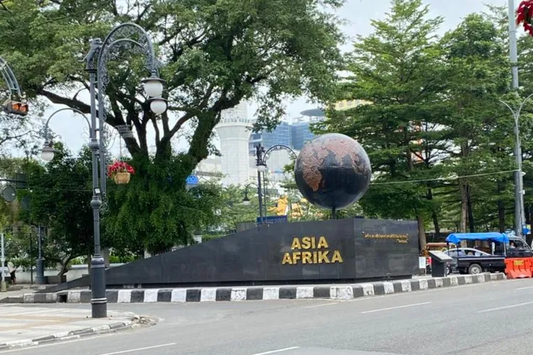 Jalan Asia Afrika: Berburu Foto Klasik dengan Latar Bangunan Kolonial